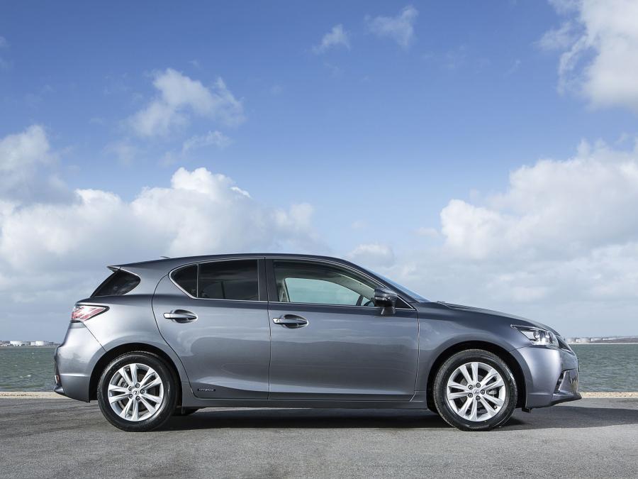 Lexus CT200h 2014 года  (UK) (фото 7 из 19)